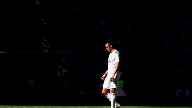 Bale se retira del césped del Santiago Bernabéu en un encuentro del Real Madrid (Foto: EFE).