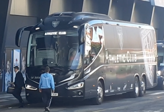 El autobús del Athletic Club, aparcado en Balaídos.