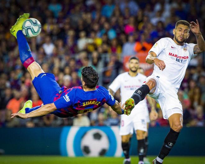 Suárez, rematando su tanto ante el Sevilla (Foto: FCB).