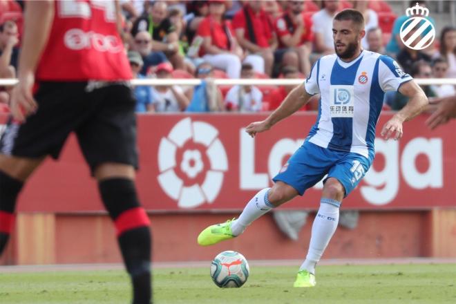 David López golpea el balón durante el partido ante el Mallorca (Foto: RCDE).