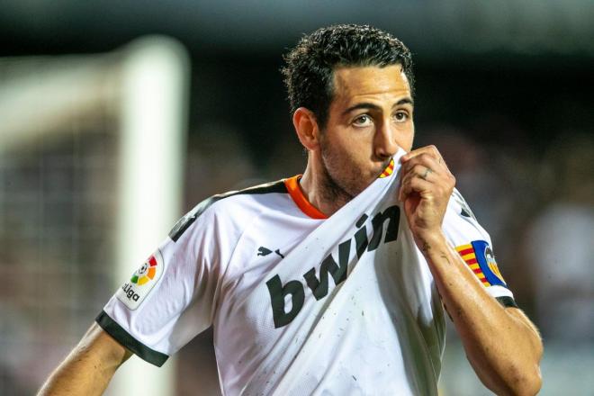 Dani Parejo se besa el escudo tras marcar ante el Alavés (Foto: Lázaro de la Peña / Valencia CF)