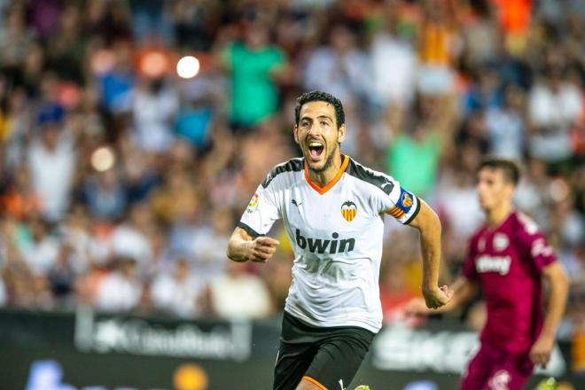 Dani Parejo celebra uno de sus goles de esta temporada (Foto: Lázaro de la Peña / Valencia CF).