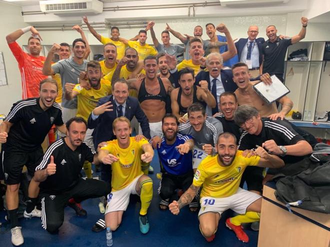 La 'banda' del Cádiz CF celebran en el vestuario el triunfo frente al Real Zaragoza (Foto: CCF).