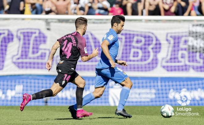 Nacho Méndez lucha una por una pelota en el Fuenlabrada-Sporting (Foto: LaLiga).