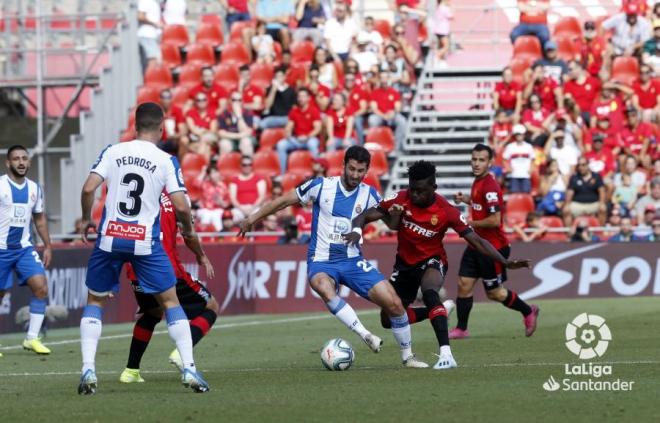 Granero controla un balón ante Baba (Foto: LaLiga).