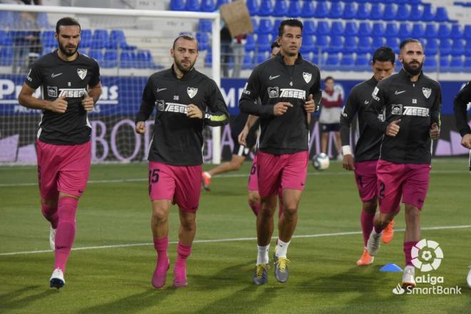 Varios jugadores del Málaga, durante el calentamiento (Foto: LaLiga).
