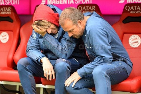 Javi Martínez llora mientras es consolado por el segundo entrenador Hansi Flick.