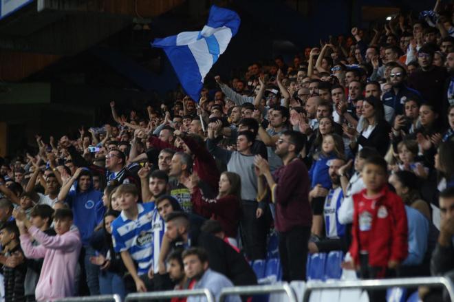 La afición del Dépor, durante el partido ante el Almería en Riazor (Foto: Iris Miquel).