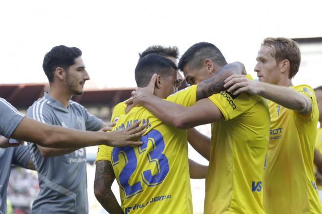 Los jugadores del Cádiz celebran el gol de Nano en La Romareda (Foto: Dani Marzo).