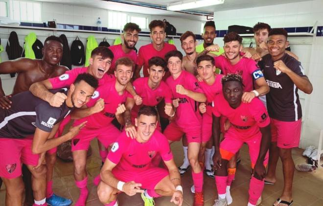 Los jugadores del Malagueño celebran el triunfo en Maracena.