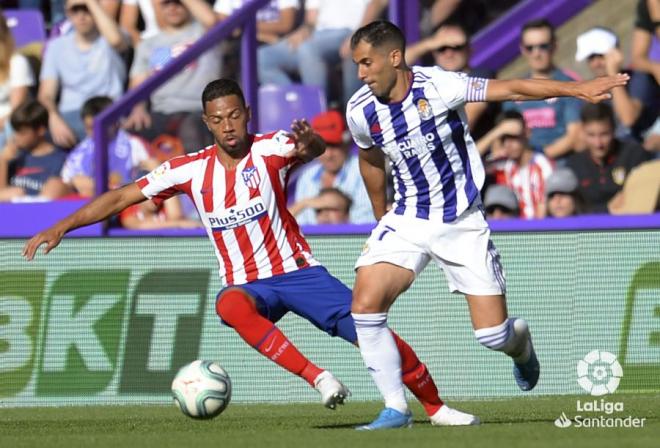 Moyano pelea por hacerse con la pelota en el Real Valladolid-Atlético de Madrid (Foto: LaLiga).