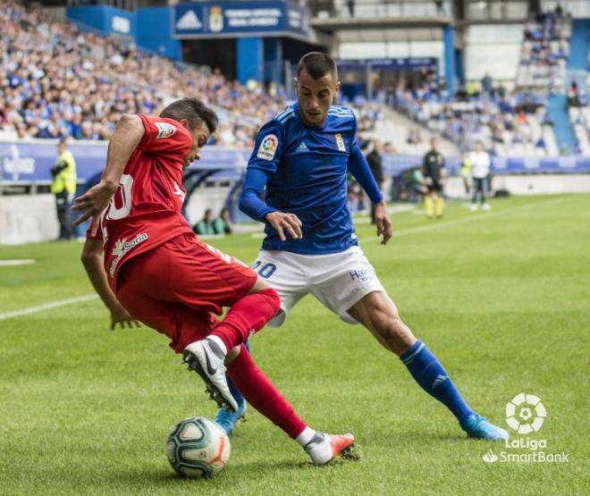 Carlos Gutiérrez pelea con Sergio Tejera en el Real Oviedo-Numancia (Foto: LaLiga).