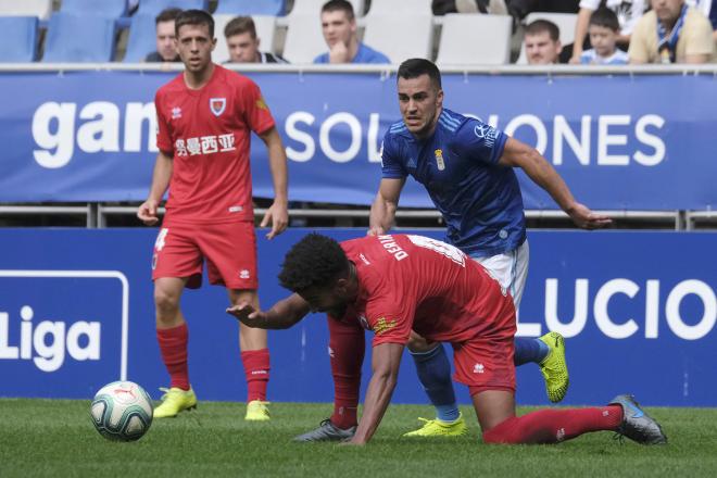 Joselu pelea un balón en el Real Oviedo-Numancia (Foto: Luis Manso).