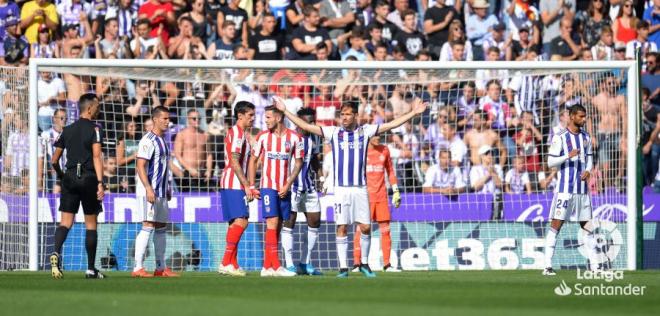 Jugadores del Real Valladolid y Atlético de Madrid, en el duelo de Zorrilla (Foto: LaLiga).