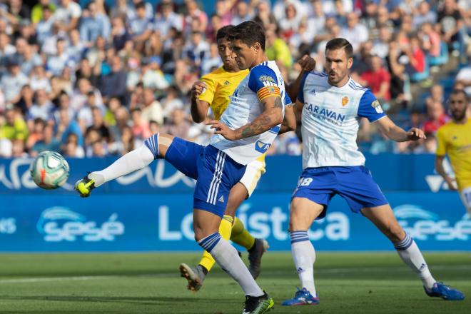 Grippo despejando un balón en el partido contra el Cádiz en La Romareda (Foto: Daniel Marzo