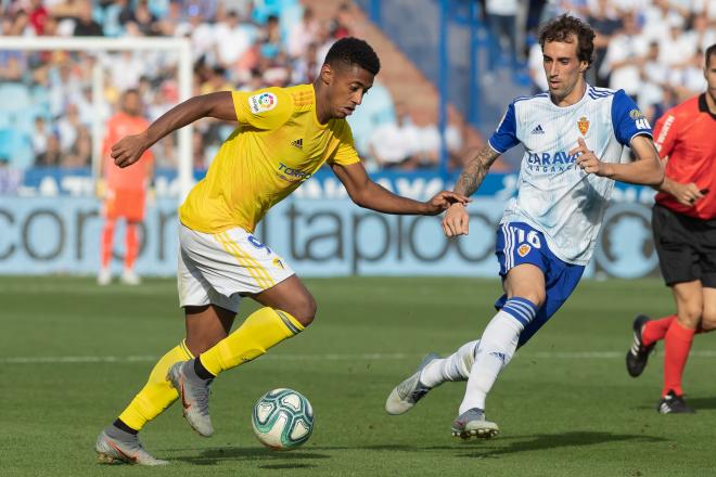 'Choco' Lozano protege el balón ante Eguaras (Foto: Dani Marzo).