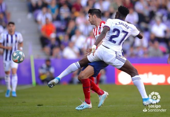 Salisu pugna por un balón con Morata en la última visita del Atlético de Madrid a Zorrilla.