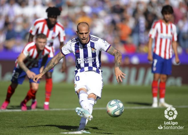 Sandro, durante el momento de disparar el penalti en el Valladolid-Atlético (Foto: LaLiga).