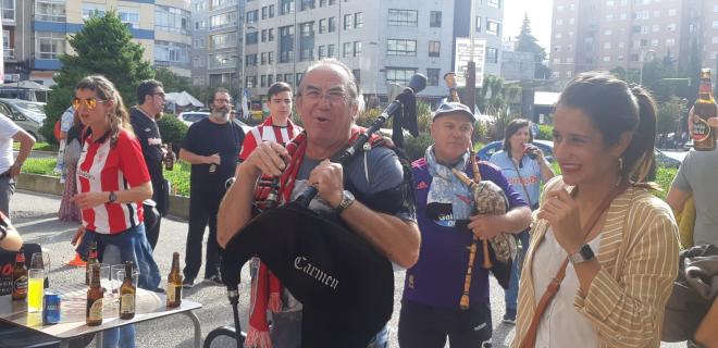 Un aficionados del Athletic Club e atreve con la gaita gallega (Foto: DMQ Vigo).