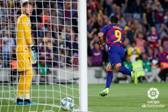 Luis Suárez celebra su gol en el FC Barcelona-Sevilla de la octava jornada de LaLiga Santander disputado en el Camp Nou