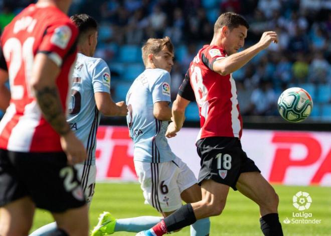 De Marcos protege el balón ante Denis Suárez (Foto: LaLiga).