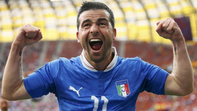 Antonio Di Natale celebra un gol con la selección italiana,