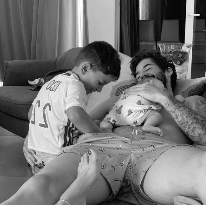 Isco Alarcón, jugador del Real Madrid, con sus hijos Francisco y Theo (Foto: Instagram).