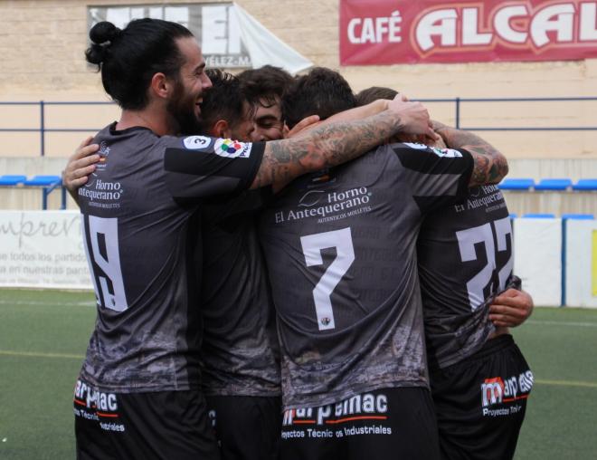 Los jugadores del Antequera celebran un gol (Foto: @AntequeraCF).