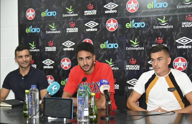 Chris Ramos, en su presentación oficial con el CD Badajoz (Foto: Hoy).