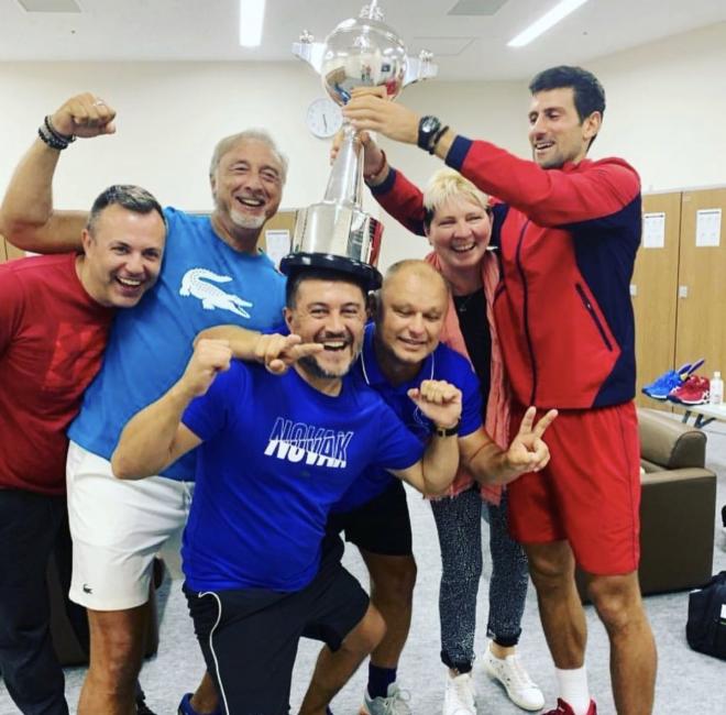 Novak Djokovic celebra con su equipo que ha ganado el Abierto de Tokio (Foto: @DjokerNole).