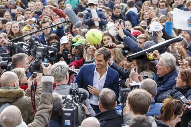 Roger Federer, rodeado de una multitud de aficionados (Foto: EFE).