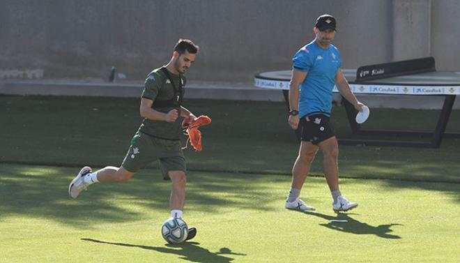 Juanmi, tocando balón (Foto: Kiko Hurtado).