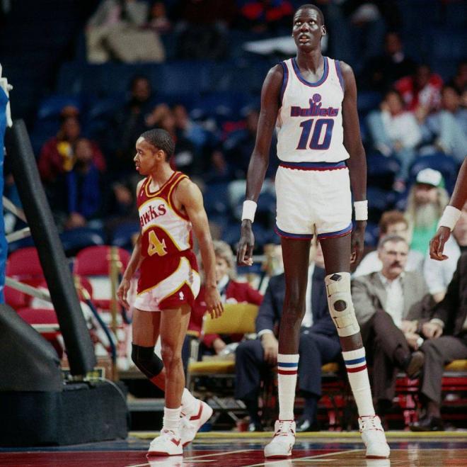 Manute Bol, durante un partido.