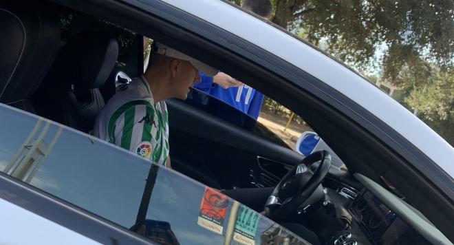 Porzingis, en su coche, con la camiseta del Betis.
