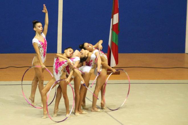 El Infantil de Sakoneta en el ejercicio de aro del Campeonato de Euskadi.