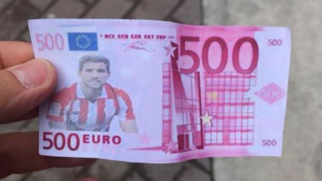 La afición de la Real lanzó billetes de 500 con la cara de Iñigo Martínez en su regreso a Anoeta.