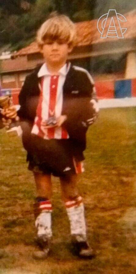 Iñigo Martínez vistiendo una camiseta del Athletic en su infancia (Foto: Athletic Club).