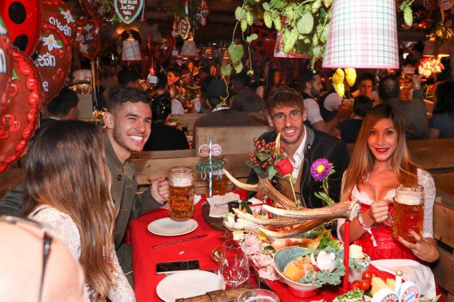 Javi Martínez, sonriente en la Oktoberfest junto con Lucas Hernández, su compañero en el Bayern de Múnich.