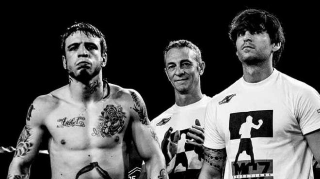Kerman Lejarraga, Josu Lopategui y Txutxi del Valle sobre el ring de boxeo.