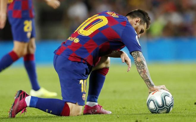 Leo Messi coloca el balón (Foto: FCB).