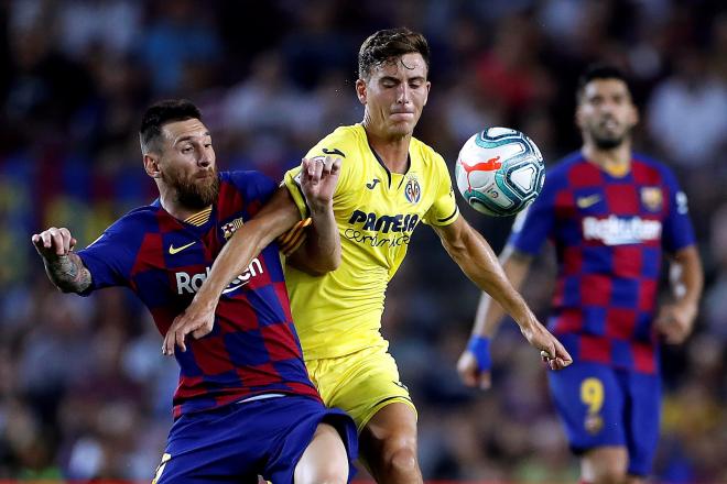 Pau Torres pugna por un balón con Leo Messi durante un Barça-Villarreal (Foto: EFE).