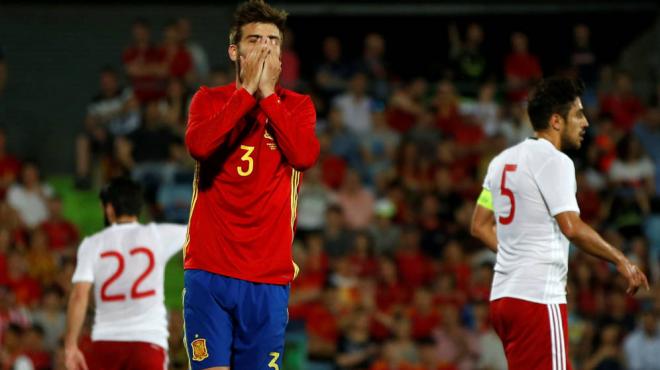 Piqué, lamentando una ocasión fallada con España (Foto: EFE).