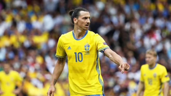 Zlatan Ibrahmovic en uno de sus últimos partidos con la selección de Suecia (Foto: EFE).