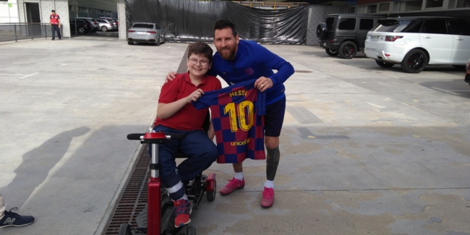 Messi, con el pequeño Arias.
