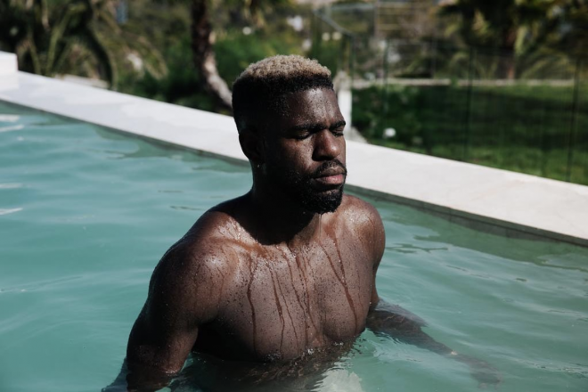 Samuel Umtiti, en la piscina de su casa de Barcelona (Foto: Instagram).
