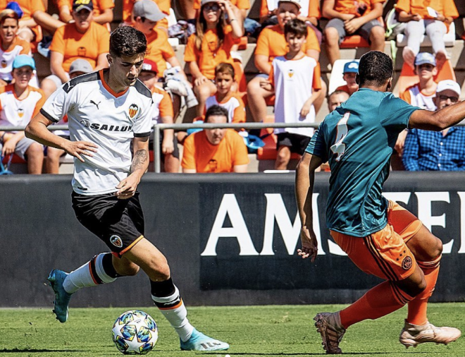 Jordi Escobar en un partido de la UEFA Youth League (Foto: Valencia CF).