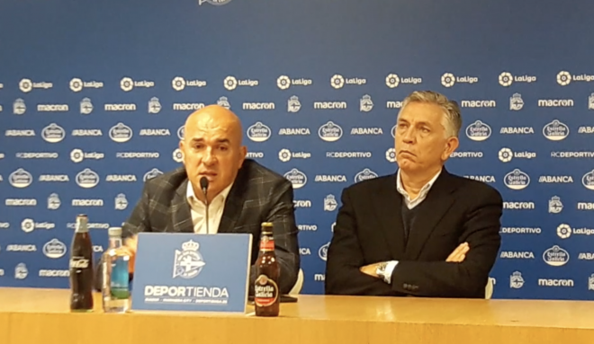 El  actual entrenador del Deportivo, Luis César Sampedro, en rueda de prensa junto al presidente Paco Zas.