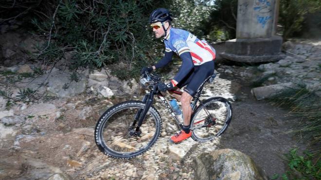 Luis Enrique, en una imagen de archivo, haciendo ciclismo de montaña (Foto: EFE).