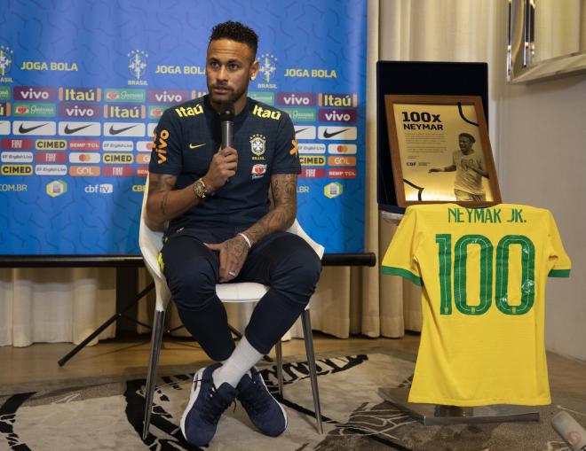 Neymar, homenajeado por sus 100 partidos con la selección brasileña.
