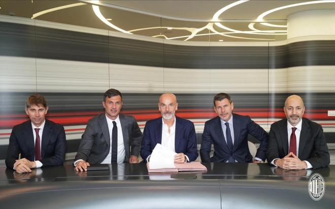Stefano Pioli firma su nuevo contrato con el Milan (Foto: ACM).